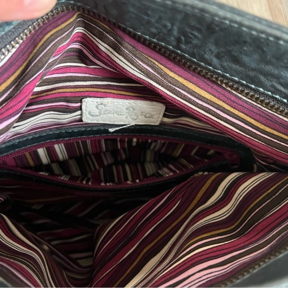 Elegant Leather Crossbody Bag - Picture 7 of 12